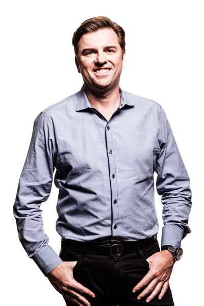 Tony Bates, der zuvor die Skype-Division geleitet hat, ist nun Executive Vice President der Business Development and Evangelism Group. Damit trägt er die Verantwortung für die Zusammenarbeit mit wichtigen OEMs, Partnern für strategische Innovationen, Software-Entwickler und ISVs (Independent Software Vendors). Daneben leitet er das Strategie-Team des Microsoft-Konzerns. (Bild: Microsoft/Brian Smale)