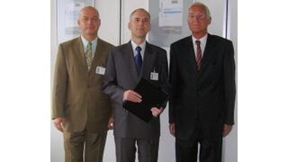 Die Vertragspartner: Dr. Jürgen Strusch von BTES (Mitte) und die Orbit-Verantwortlichen, Dr. Silvio Stephan (links) und Dr. Rolf Peters (rechts) Bild: Orbit Logistics (Archiv: Vogel Business Media)