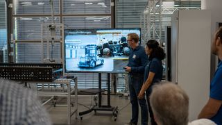 Interoperabilität, Digitale Zwillinge, Mensch-Maschine-Interaktion, Digitales Services im Datenraum – das alles sind Beispiele für reale Umsetzungen des Begriffs Industrie 4.0. Hier zu sehen am Beispiel des Projekts „Twin 4 Trucks“ von Daimler Truck und der SFKL. (Bild: Smart Factory KL)