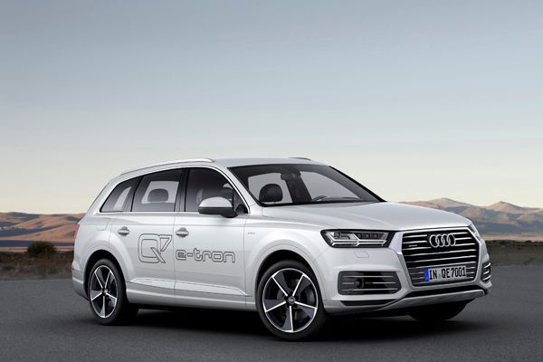 Ebenfalls auf der IAA 2015 zu sehen ist der Audi Q7 e tron 3.0 TDI quattro als Plug-in-Hybrid mit bis zu 56 Kilometer rein elektrischer Reichweite. Er beschleunigt aus dem Stand in sechs Sekunden auf 100 km/hl. ist weltweit der erste TDI Plug in Hybrid mit quattro Antrieb und zugleich der erste Plug in Hybrid mit einem Dieselmotor von Audi. (Bild: Audi)