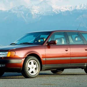 Den neuen Audi 100 (C4) schützen die Ingolstädter mit verzinkten Blechen gegen, Korrosionsschäden. Der von 1990 bis Mitte 1994 hergestellte Wagen war die vierte und letzte Baureihe des Audi 100. Im Gegensatz zum progressiven Design des Vorgängers setzte man eher auf eine evolutionäre Designsprache. Erstmalig waren neben den bekannten Fünfzylindern nun V6-Aggregate verfügbar, im S4 auch ein V8 mit 4,2 Liter Hubraum. Insgesamt wurden 493.202 Fahrzeuge gebaut (Limousine: 381.836 Stück,  Avant: 111.366 Stück).(Bild:  Audi AG)