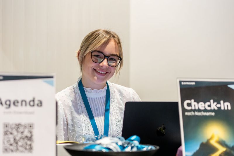 Larissa Brechtefeld (Synaxon) am Check-In (Bild: Synaxon)
