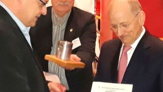 Der „Goldene Kolben 2020“ ging an Dieter Dressel (re.), dem Gründer und Betreiber des Museums „Central Garage“. (Dominsky/»kfzbetrieb«)