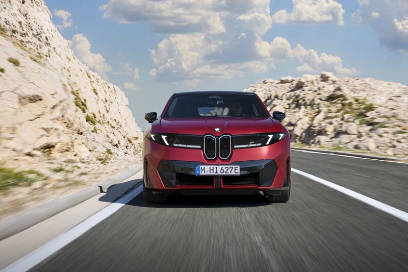 Zum Marktstart stehen zwei Allradvarianten zur Wahl. (Bild: BMW)