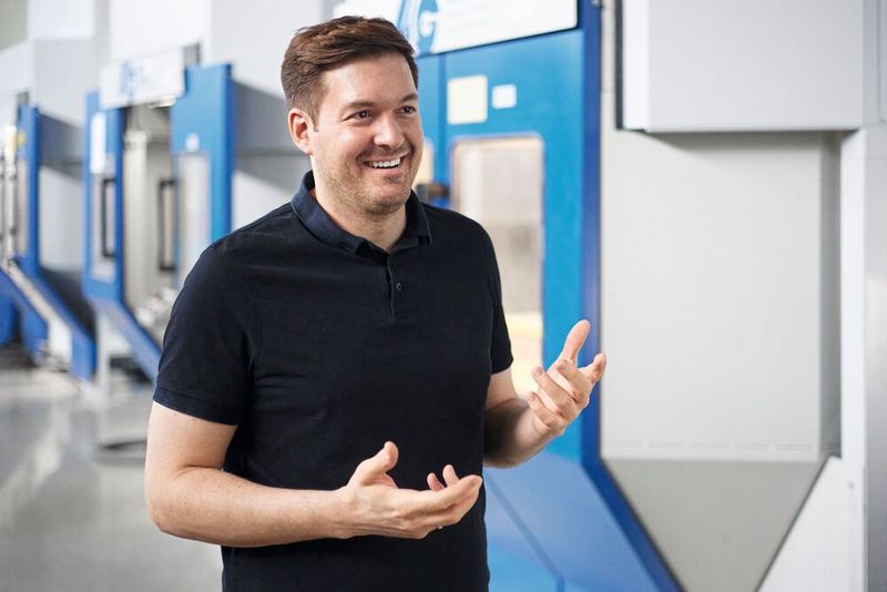 Constantin Fischer: „Für den Kauf der sechsten Rundtischanlage von HG Grimme Sys Tech sprechen vier einfache Gründe: kleiner Platzbedarf, hohe Bearbeitungsgeschwindigkeit, ergonomisches Arbeiten und ein attraktives Preis-Leistungs-Verhältnis“.  (Bild: HG Grimme/Ralf Baumgarten)