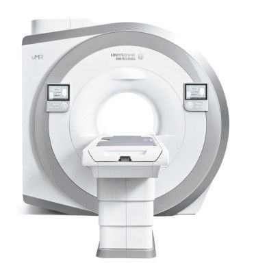 Red Dot Award 2015 - Magnetresonanztomograph 129 uMR 570 von Hersteller Shanghai United Imaging Healthcare, China: Der Magnetresonanztomograph uMR 570 bietet einen hohen Bedienkomfort. Touchscreen und Tastenfeld sind in das Portal integriert, sodass der Anwender nah am Patienten ist und sich besser auf ihn konzentrieren kann. Über den Touchscreen lassen sich die Belüftung, das Umgebungslicht sowie die Musikeinstellungen nach den Wünschen des Patienten einrichten. Das aus einem Stück gefertigte Aluminiumbedienfeld mit gerundeten Kanten ist leicht angeschrägt und dadurch bequem zu betätigen. Ein breites Loch mit durch Fasertechnologie erzeugtem Umgebungslicht hilft, den Platzangststress des Patienten zu lindern. Zudem verbraucht das Gerät bei normalem Betrieb kein Helium, was die Umwelt schont.  (Bild: Red Dot)