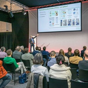 Ein wichtiger Teil der Swiss Plastics Expo war die Wissensvermittlung. In zwei Symposien boten während drei Tagen 60 Referate einen Überblick über Herausforderungen und Entwicklungen in der Kunststoffindustrie.(Bild:  Christoph Arnet)