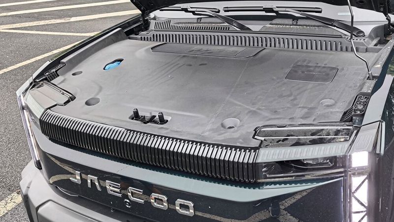 Platz für einen Frunk ist unter der Fronthaube des J6 leider nicht. (Bild: sp-x)