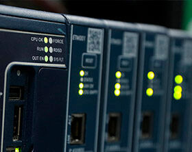 Je nachdem, ob das Ethernet in IT- oder OT-Umgebungen genutzt wird, kommen verschiedene Ethernet-Kommunikationsprotokolle zum Einsatz.