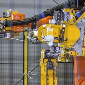 Falls ein Roboter Biegeaufgaben übernimmt, können die Daten für den Prozess ohne die Programmierung des Roboters verarbeitet werden.