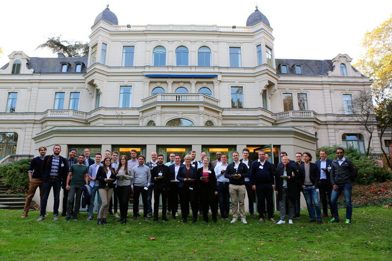 Zum Gruppenbild versammelten sich die Teilnehmer vor der Marienburg. (Comteam)
