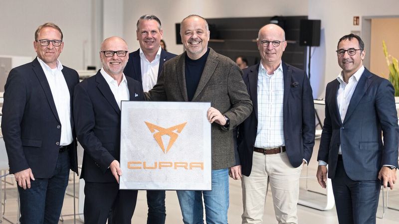 Großes Aufgebot zur Eröffnung: (v.l.) Seat-Regionalleiter (West) Jochen Ebel, Klaus Hungerland, Vorstand der Gottfried Schultz Gruppe, Christian Janßen, Gebietsleiter Vertrieb, und Seat-Geschäftsführer Bernhard Bauer, Robert Reitz, Abteilungsleiter Handel von Seat Deutschland, und Harald Fähr, Geschäftsführer der Gottfried Schultz Gruppe. (Bild: Seat Deutschland)