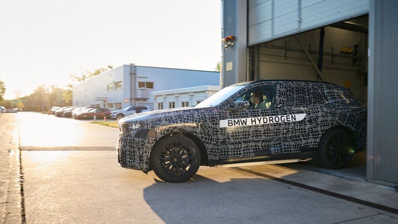 BMW erprobt die brennstoffzellen-Technologie im Prototyp BMW iX5 Hydrogen - und plant eine Serienproduktion.(Bild:  BMW)