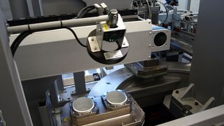 Blister Verpackungsmaschine mit Rundschalttisch und eingelegten Bechern: Vision-Sensoren prüfen das Vorhandensein der Becher und die richtige Befüllung. (Bilder: Balluff)