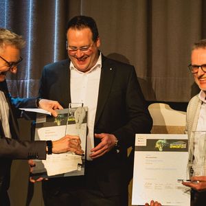 Die Jury vergab nicht nur den Gebrauchtwagen Award, sondern auch den „Sonderpreis Innovation“ für die Entwicklungspartnerschaft, die die Autohandelsgruppen Süverkrüp und Sternpartner mit verschiedenen Dienstleistern eingegangen sind. Wolfgang Michel übergab die Trophäen an Michael Skule Langbehn von Süverkrüp (Mitte) und Guido Oevermann von Sternpartner. (Bild:  Stefan Bausewein)