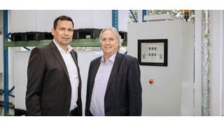 Dr. Peter Geigle, Vorstand CMBlu und Prof. Dr.‐Ing. Peter Gutzmer, Stellvertretender Vorsitzender des Vorstands der Schaeffler AG und Vorstand Technologie, unterzeichneten den Kooperationsvertrag für die Entwicklung großtechnischer Energiespeicher. (Schaeffler)