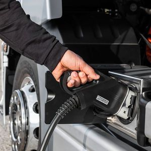 „Je leichter die Ladung und je kürzer die Distanz, desto eher wird die Batterie zum Einsatz kommen. Je schwerer die Ladung und je länger die Distanz, desto eher wird die Brennstoffzelle das Mittel der Wahl sein“, sagt Martin Daum, Daimler-Truck-Chef. Im Bild: Ein „eActros“ an der Ladestation.(Bild:  Daimler Truck)