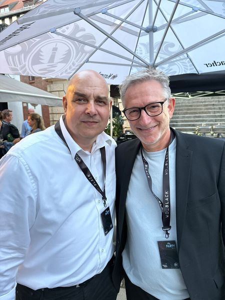 (l.) Kai Frieben (Western Digital) weiß es sehr zu schätzen, dass Jürgen Ellinger (ECOM) immer auf der IFA auf die DC Party kommt. (Bild: Vogel IT-Medien GmbH)