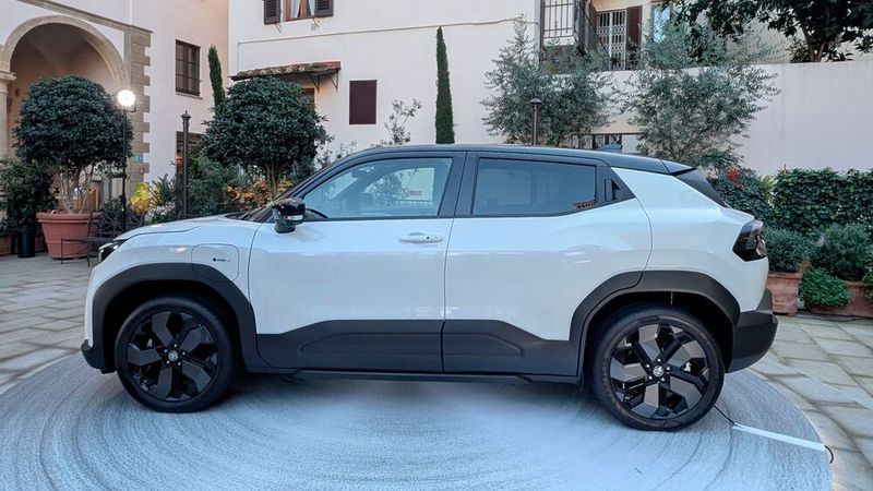 Der Urban Cruiser ist mit knapp 4,3 Metern rund zehn Zentimeter länger als der Yaris Cross Hybrid.  (Bild: Mauritz – VCG)