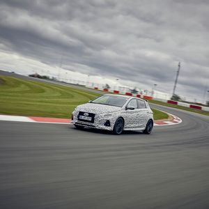 „Wir drehen 18 Wochen im Jahr unsere Runden auf dem Ring“, sagt Testleiter Alexander Eichler.(Bild:  Uli Sonntag/Hyundai)