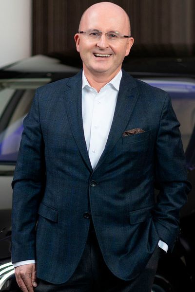 Jan Madeja übernimmt ebenfalls zum 1. September 2019 die Leitung von Beijing Mercedes-Benz Sales Service in China. Der 51-Jährige ist seit über 20 Jahren im Unternehmen. Nach verschiedenen Positionen in Finance und Controlling übernahm er 2007 die Leitung von Mercedes-Benz Polen. Seit 2012 ist er CEO von Mercedes-Benz Russia und Leiter des Vertriebs von Mercedes-Benz Cars in Russland. (Daimler)