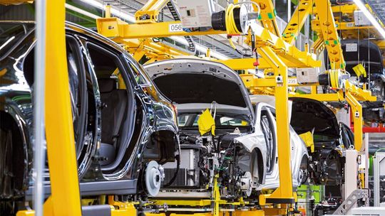 Mercedes-Benz setzt bei der Planung neuer Fabriken und Produktionslinien auf einen digitalen Zwilling.(Bild:  Mercedes-Benz)