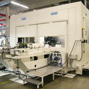 Bild 1: Das modifizierte HFZ-Bearbeitungszentrum ist ausgelegt auf die Bearbeitung von großen, langen und schweren Längsträgern.