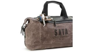 Die Sata „Weekender“-Tasche bekommen Kunden, die im Zuge der Sata Frühjahrsaktion eine eine Jet-X-5500 bestellen. (Sata)