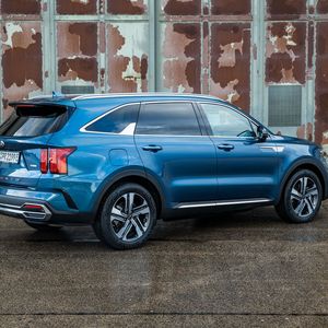 Auch auf der rechten Seite bietet der Kia Sorento als PHEV eine zweite Klappe.(Bild:  Kia)