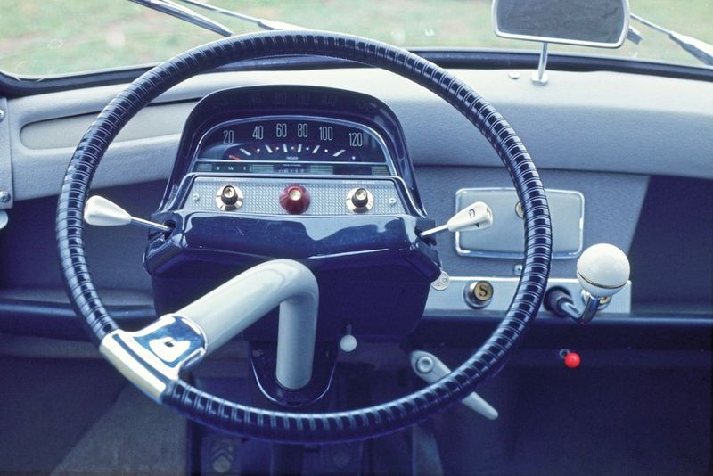Da könnte sich die Studie fast schon wieder am Namensvorgänger orientieren: Blinker, Scheibenwischer, Kilometeranzeige – viel war in den 60er Jahren nicht nötig, um ein gutes Cockpit zu haben.  (Bild: Citroën )
