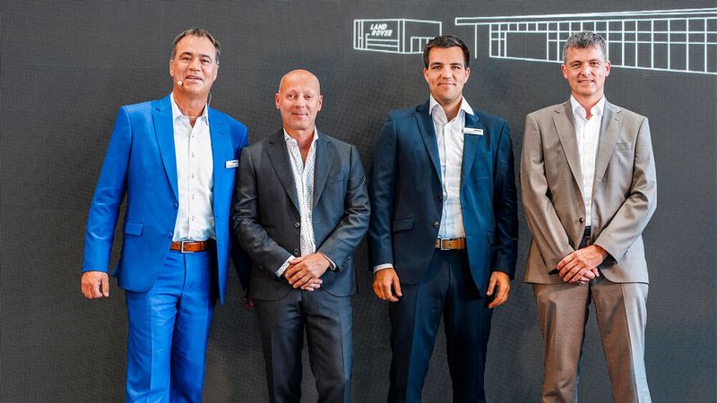 Alphartis-Vorstandsvorsitzender Albrecht Wollensak (links) und Bürgermeister Erik Ernst (rechts) sind stolz auf den neuen Standort, der unter der Verantwortung von Generalunternehmer Rob Jansen (Quadrant Bau, Zweiter von links) und Nick Dörschmann (Alphartis SE, Leiter Facility Management) errichtet worden ist. (Bild: Alphartis SE)