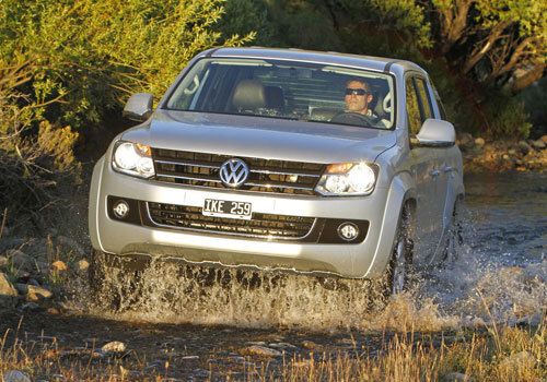 Während der Amarok auf der Straße natürlich jedem Pkw hinterher fährt, macht ihm im Gelände keiner etwas vor. Selbst der vom gleichen Team entwickelte Touareg dürfte seine liebe Mühe haben, dem unverwüstlichen Stahlross über Stock und Stein zu folgen. (Archiv: Vogel Business Media)