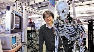 Prof. Kei Okada mit Kenshiro bei der maxon motor ag in der Schweiz. (Bild: Maxon)
