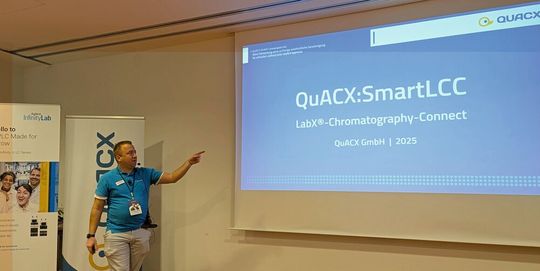 Ergänzend dazu zeigte Dr. Julian Ramcke, wie sich Probenvorbereitung und beim Substanzmanagement mithilfe digitaler Lösungen optimieren lässt.(Bild:  VCG – Lüttmann)