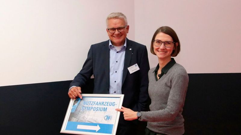 Dierk Conrad ging auf die Novellierung der Altautoverordnung ein, Dr. Alina Golub erläuterte, was es mit dem Digitalen Produktpass auf sich hat.  (Bild: Klasing)
