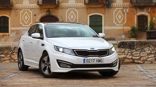 UNter anderem der Kia Optima muss in die Werkstatt.  (Bild: Kia)
