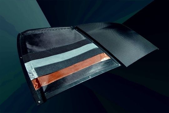 Das Ausgangsmaterial sind Gewebe aus Kohlefasern, die in eine Kunststoffmatrix eingebettet werden. (Archiv: Vogel Business Media)