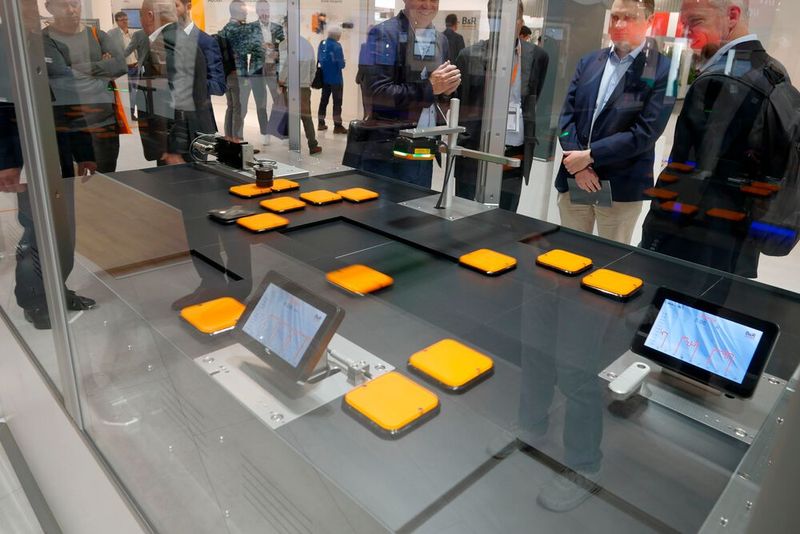 Zu den neuen Technologien zählte unter anderem der Magnetschwebe-Planarmotor. Hierbei transportieren magnetisch schwebende Shuttles Produkte völlig individuell und autonom durch die Maschine. Laut dem Unternehmen B&R sollen hierbei vor allem kleine Losgrößen profitieren. Die Shuttles des Unternehmens tragen je nach Größe 0,6 bis 14 Kilogramm Gewicht und bewegen sich mit einer Geschwindigkeit von bis zu 2 Metern pro Sekunde.  (Bild: Sandro Kipar/VCG)