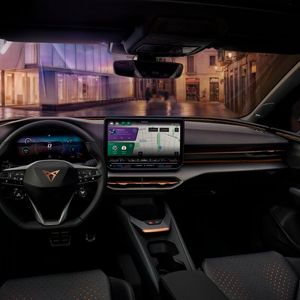 Das Cockpit ist sportlich und digital eingerichtet.(Bild:  Cupra)