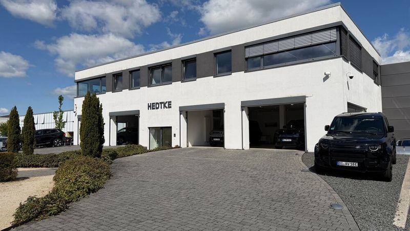Ein Gebäude beinhaltet die markengetrennten Auslieferungslounges für Land Rover und Volvo, jeweils an die Marken-CI angelehnt und beduftet. (Bild: Wehner - VCG)