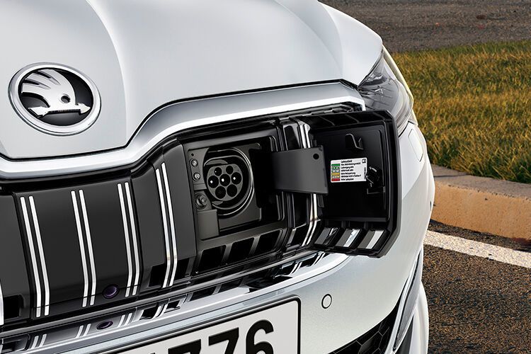 Aufladen lässt sich der Akku über die Steckdose im Kühlergrill mit bis zu 3,6 kW in dreieinhalb Stunden. (Skoda)