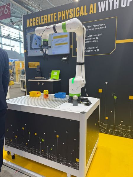Robotik und KI: Der Fanuc-Roboter lässt sich per Sprache steuern. (Bild: Stefanie Michel)