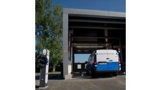 Wichtige Elemente des Base-Camps für Amazon sind der riesige Fahrzeugscanner, Wartungsangebote und die Ladeinfrastruktur. (Daimler AG)