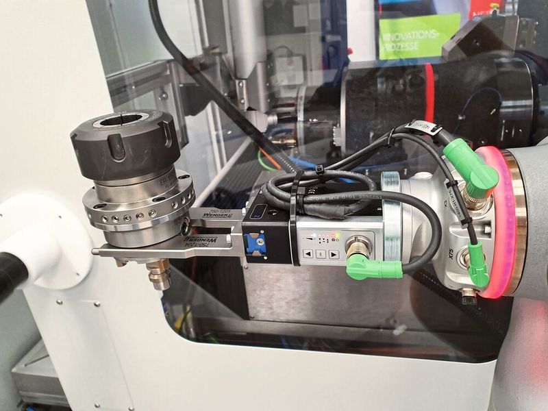 Die Bewegung wird mittels Kraftsensoren gesteuert, weil die luftgelagerte Spindel der Drehmaschine empfindlich ist. (Kuka / RhySearch)