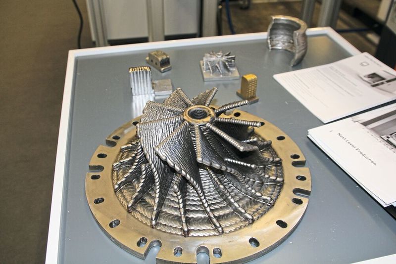 Gefertec war auch mit dabei, und stellte sein Know-how in Sachen 3D-Metalldruck per Auftragschweißen vor. Die so gefertigten Teile können anschließend per ECM-Verfahren präzise auf Endkontur gebracht werden. (Königsreuther)