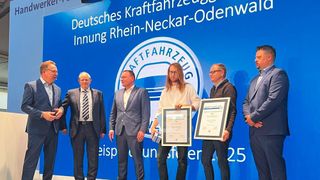 Die Innung des Kfz-Gewerbes Rhein-Neckar-Odenwald, einer der größten Ausbilder in der Region, hat auf dem Mannheimer Maimarkt insgesamt 152 Kfz-Mechatroniker/innen in den Gesellenstand verabschiedet. Bei der Freisprechungsfeier im Handwerkerzelt, bei der neben den Junggesellen auch Prüfer und Lehrer sowie viele Freunde und Familien teilnahmen, sprach Obermeister Dietmar Clysters (l.) über die Herausforderungen, die der Beruf mit sich bringt. Insgesamt haben 162 Azubis die Prüfung abgelegt, zehn haben nicht bestanden. Insgesamt waren 42 Prüfer in die Prüfung eingebunden. (Bild: Kfz-Innung Rhein-Neckar-Odenwald)