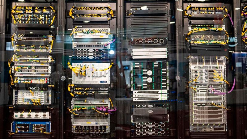 Die Implementierungen auf der SC25 demonstrierten, wie photonische Schalttechnik in datenintensiven Umgebungen eingesetzt wird, um große Bandbreiten zu vermitteln und schnelle Umschaltungen zu ermöglichen. (Bild:  Lillie Elliot, SC Photography)