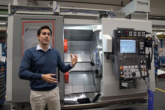 Javier Zumarraga, zuständig für Sales und Marketing bei CMZ, vor der neuesten TTL 66 mit Gantry-Automation des Eichenberger-Quartetts, die zum Zeitpunkt des Besuchs kurz vor der Auslieferung stand.(Bild:  Nastassja Neumaier)