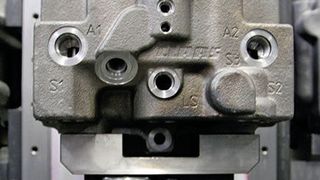Komplexe Bauteile in nur zwei Spannungen komplett fertigen: Die geschickte Nutzung der vier Spannseiten bringt immer sechs fertige Werkstücke von der Maschine. (Roemheld)