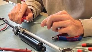 Maximilian Schmitt hat bewiesen, dass ein Formgedächtnismaterial die Schwinggabel in einem vibronischen Sensor antreiben kann. (Hochschule Aalen)